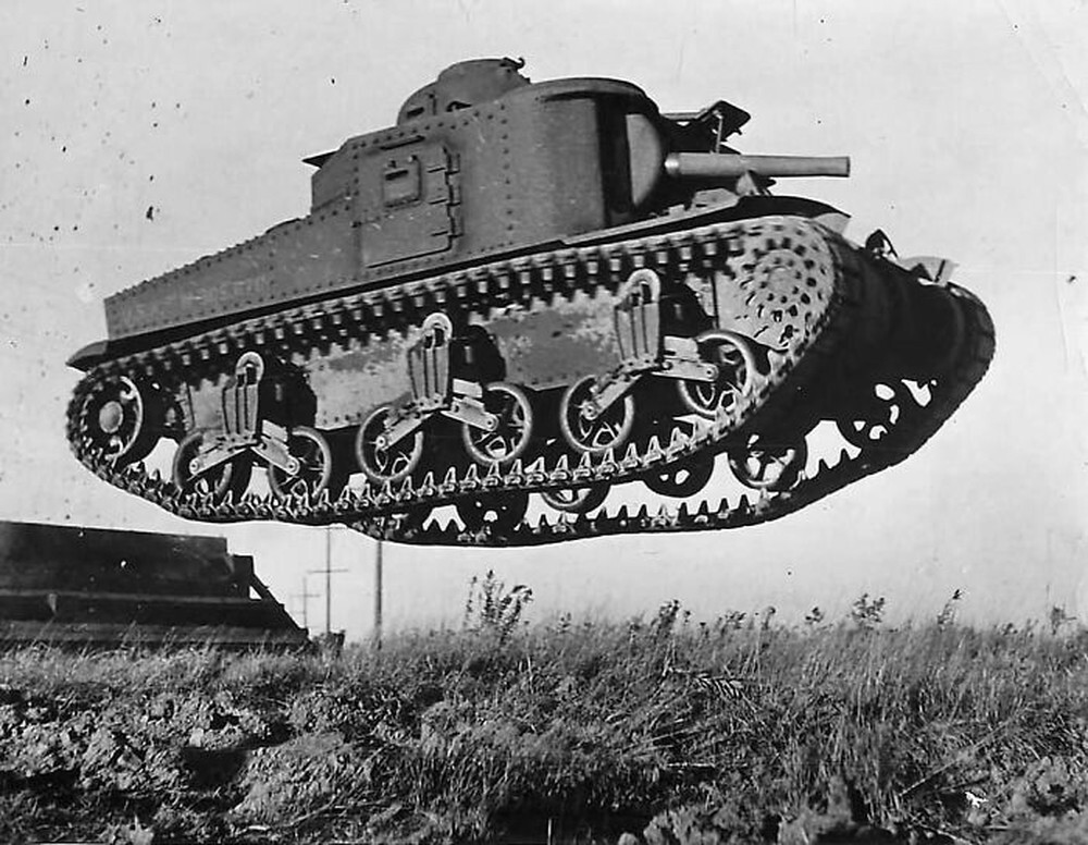 11. Американский танк M3 «Ли» подлетает в воздух на полосе препятствий