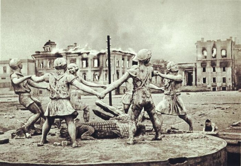 33. Фонтан «Бармалей» или «Детский хоровод» в Сталинграде, фото Э. Евзерихина, 23 августа 1942 года 