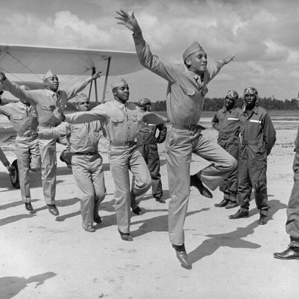 14. Будущие знаменитые «пилоты из Таскиги», группа военных лётчиков-афроамериканцев, сражавшихся во Второй мировой войне. 1942 год