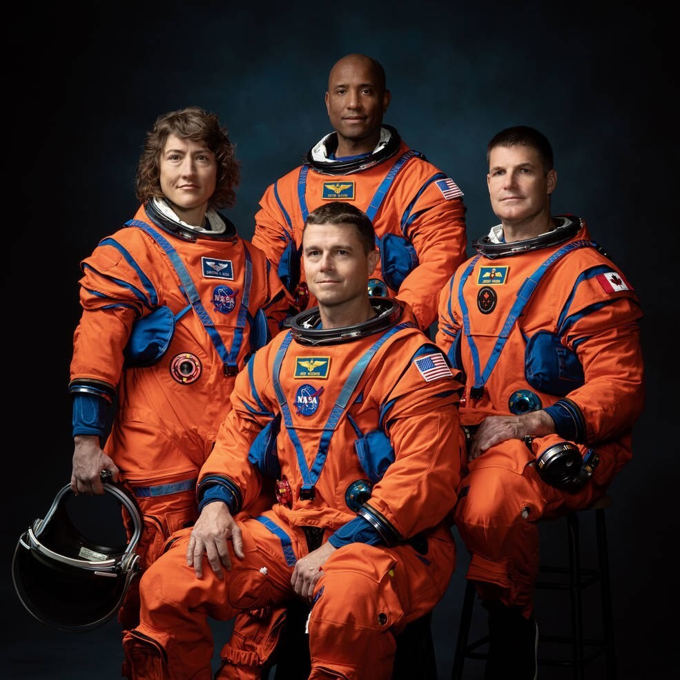 NASA объявило состав экипажа пилотируемого корабля Orion, который отправится к Луне для ее облета в рамках миссии Artemis 2.    В экипаж войдут американцы Рид Уайсмен, Виктор Гловер, Кристина Кох и канадец Джереми Хансен.    Запуск ракеты Space Launc