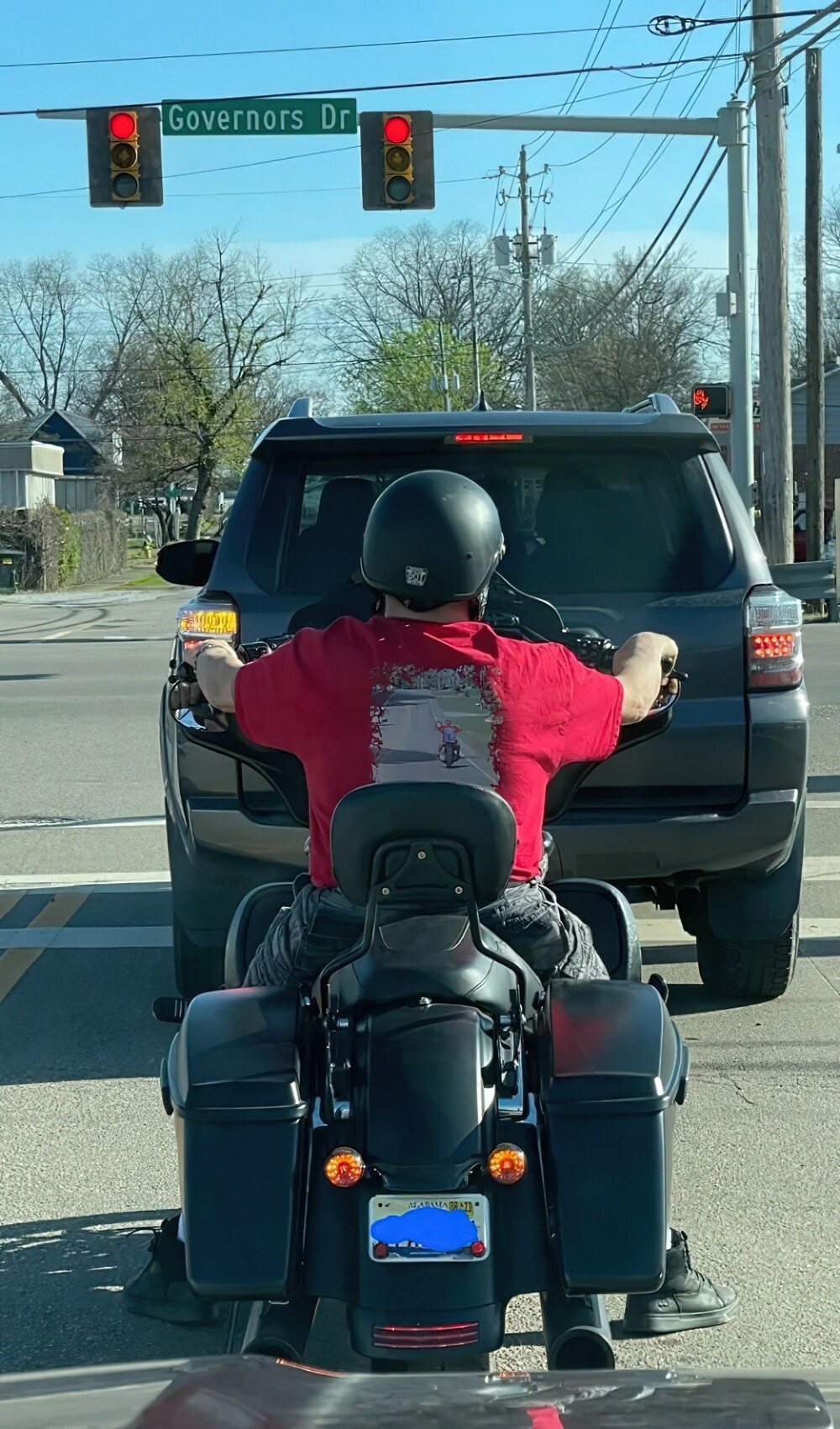 17. «Чувак на мотоцикле одет в футболку с изображением того, как он едет на мотоцикле»
