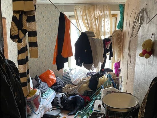 Горы мусора и еда с помойки: из квартиры на востоке Москвы извлекли одичавшего ребенка-маугли