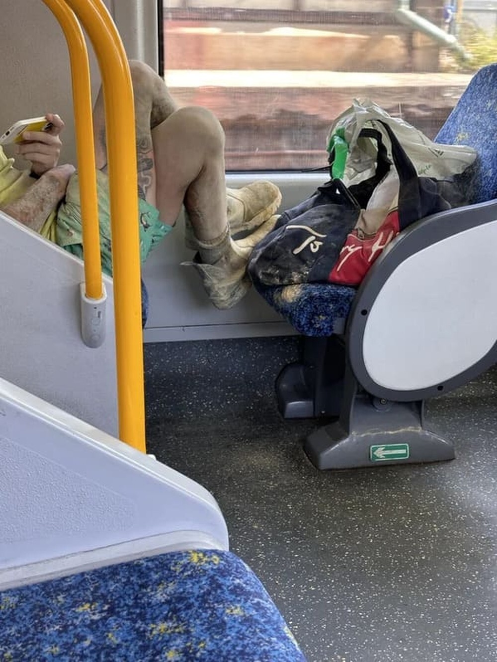 1. «Этот чел поставил свои грязные ноги на сиденье в поезде, смотрит Нетфликс на полную громкость и курит вейп»