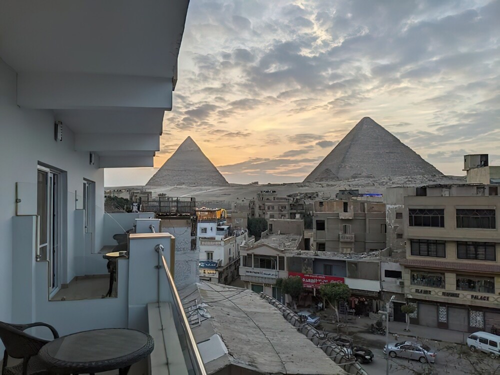 10. «А я в Гизе, Египет. Но вы, наверное, уже догадались»