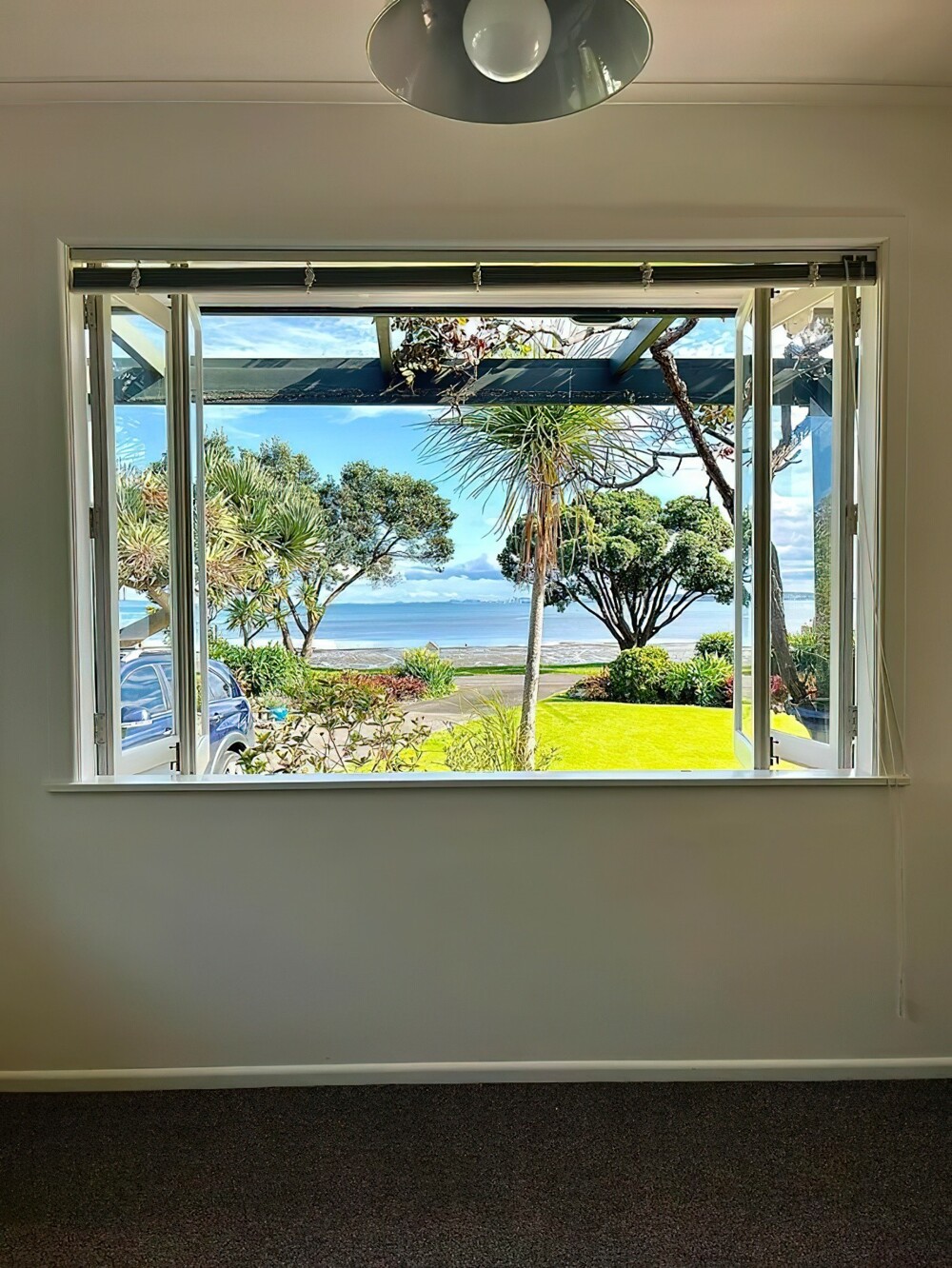 28. «Вид из окна моей кухни. Окленд, Новая Зеландия»