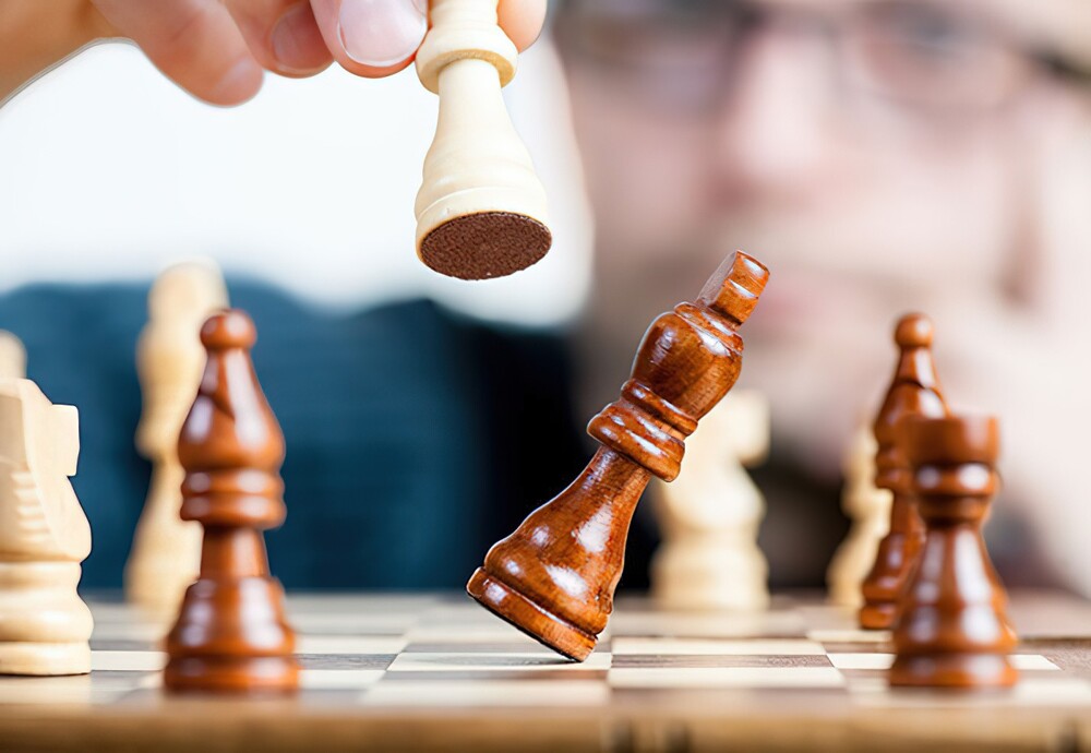 23. В шахматах существует более 9 миллионов вариантов комбинаций после трёх ходов игроков. И 288 миллиардов различных возможных позиций после 4 ходов