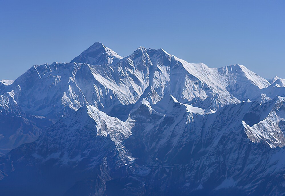 13. Когда впервые измеряли высоту Эвереста, она составила ровно 29 000 футов. Было сообщено о 29 002, потому что точно 29 000 звучали неправдоподобно