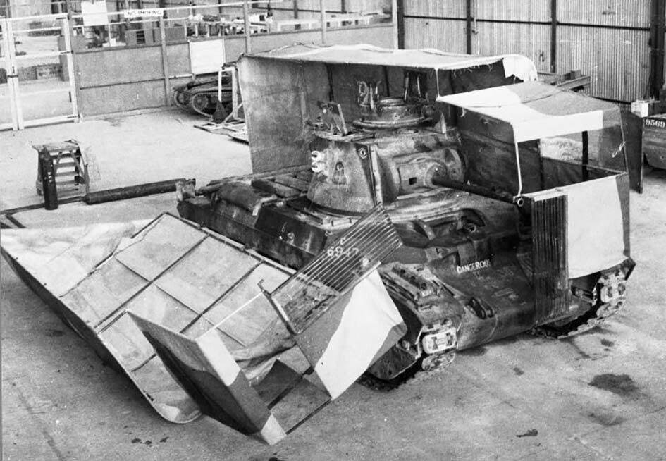 Британский танк «Матильда» в маскировочном комплекте Sunshield. Хелуан, Египет. 1941 год