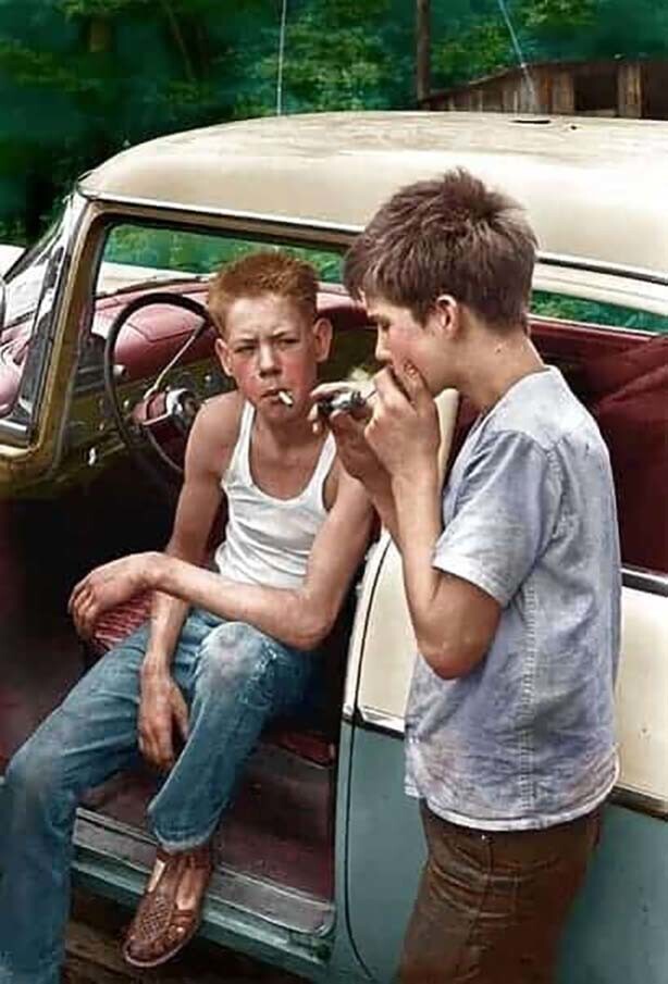 Дети бойскауты курят сидя в машине FORD. Кентуки, 1950 год