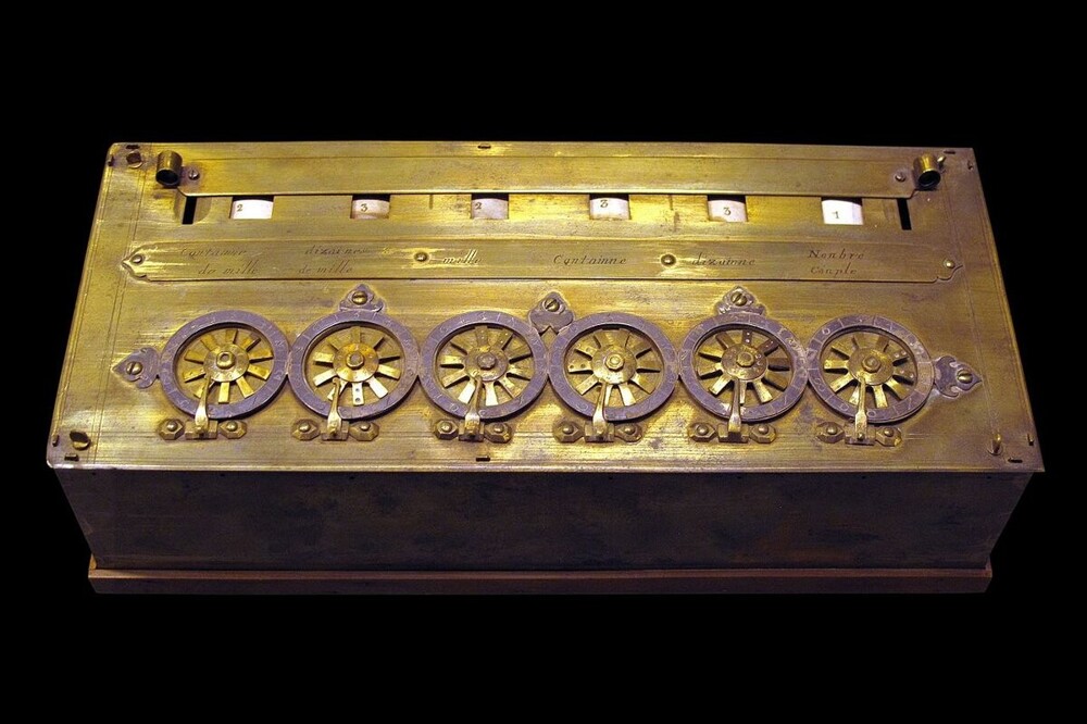 "Паскалина" Блеза Паскаля- первый калькулятор из XVII века
