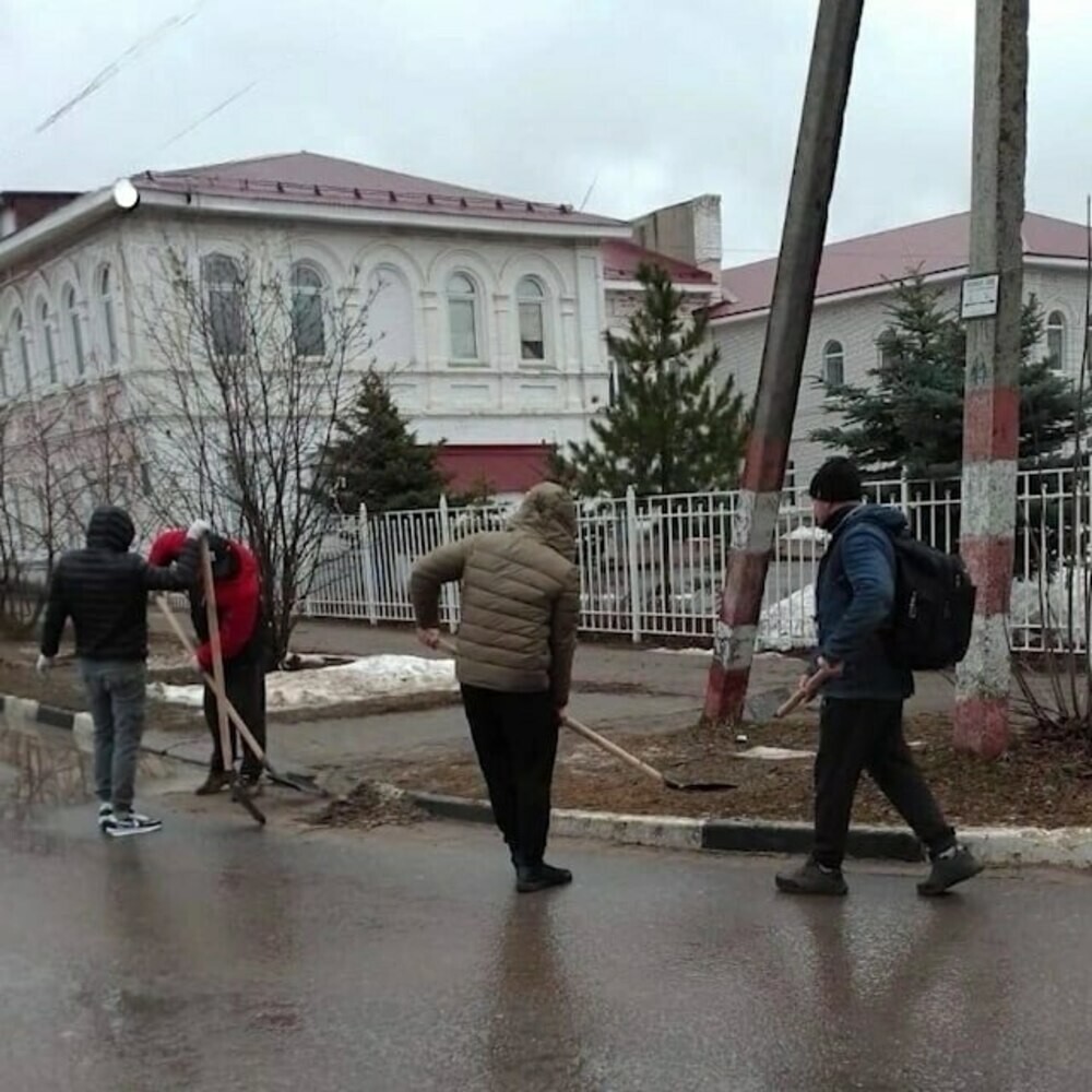 В Нижегородской области заключенные вышли на уборку улиц