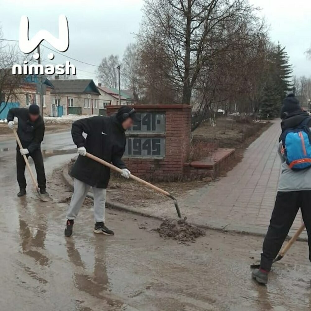 В Нижегородской области заключенные вышли на уборку улиц
