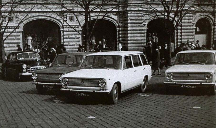Автомобили FIAT–124, «Sedan» и «Familiare», на Красной площади в Москве. 1967 год