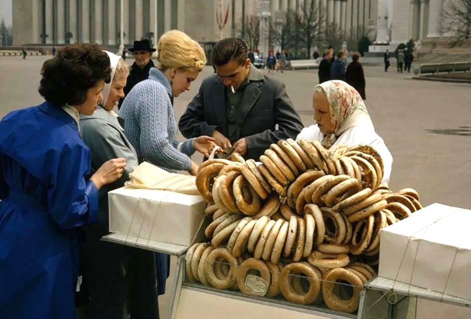 Уличная торговля бубликами в СССР. 1966 год. Фото Дина Конгера