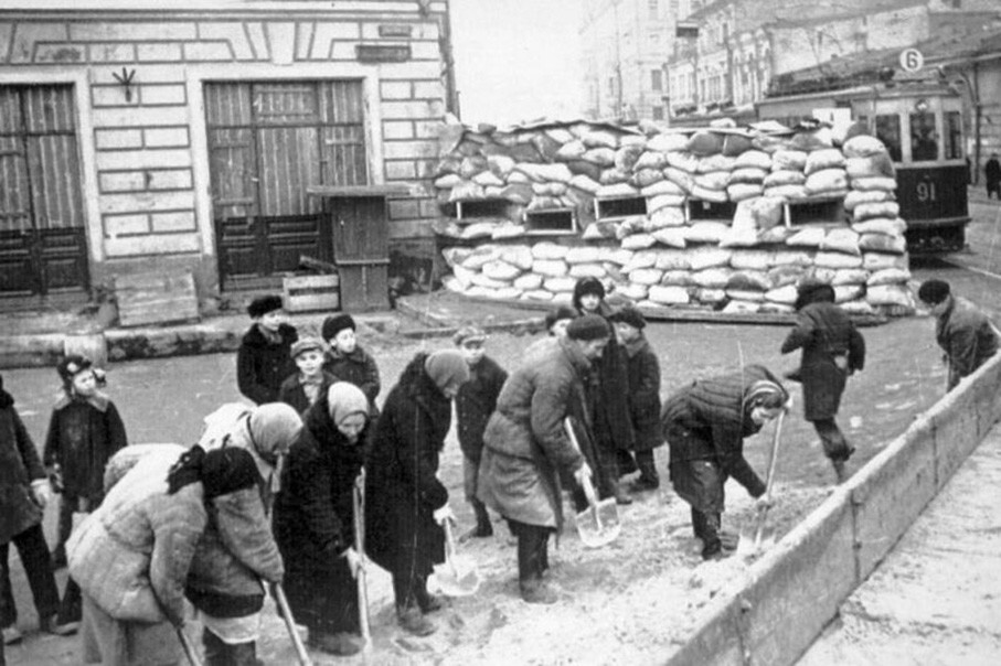 Жители строят баррикады и оборудуют огневые позиции на улице Балчуг. Москва. Осень 1941 года