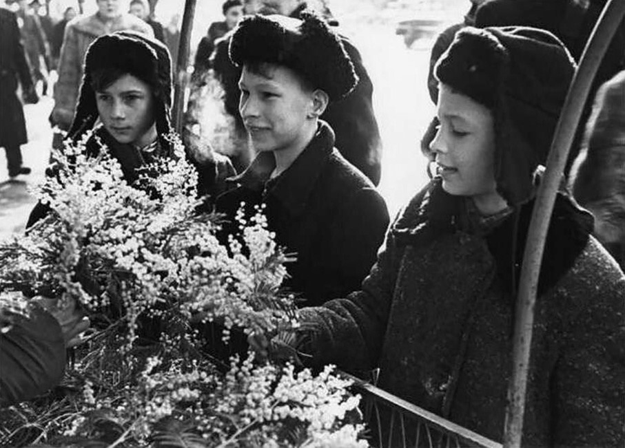 Мальчики покупают мимозы для своих мам и подруг, 7 марта 1959 год