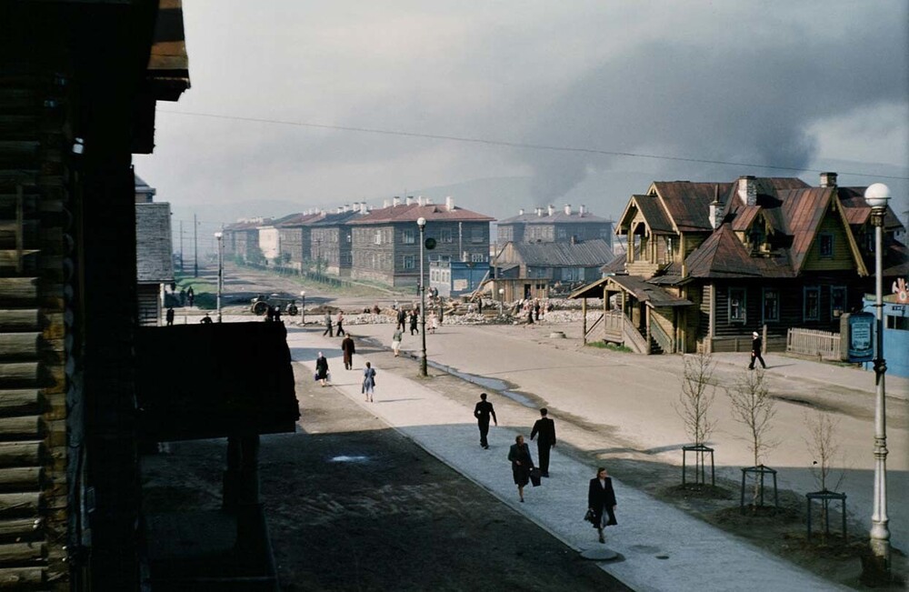 Вид на юго-западную часть Ленинградской улицы с места, где сегодня стоит гостиница «Азимут». Мурманск, 1954 год