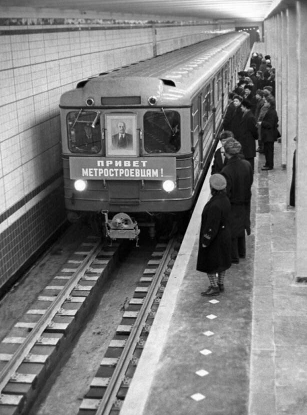 Первый поезд на только что открытой станции "Кузьминки" 31 декабря 1966 года