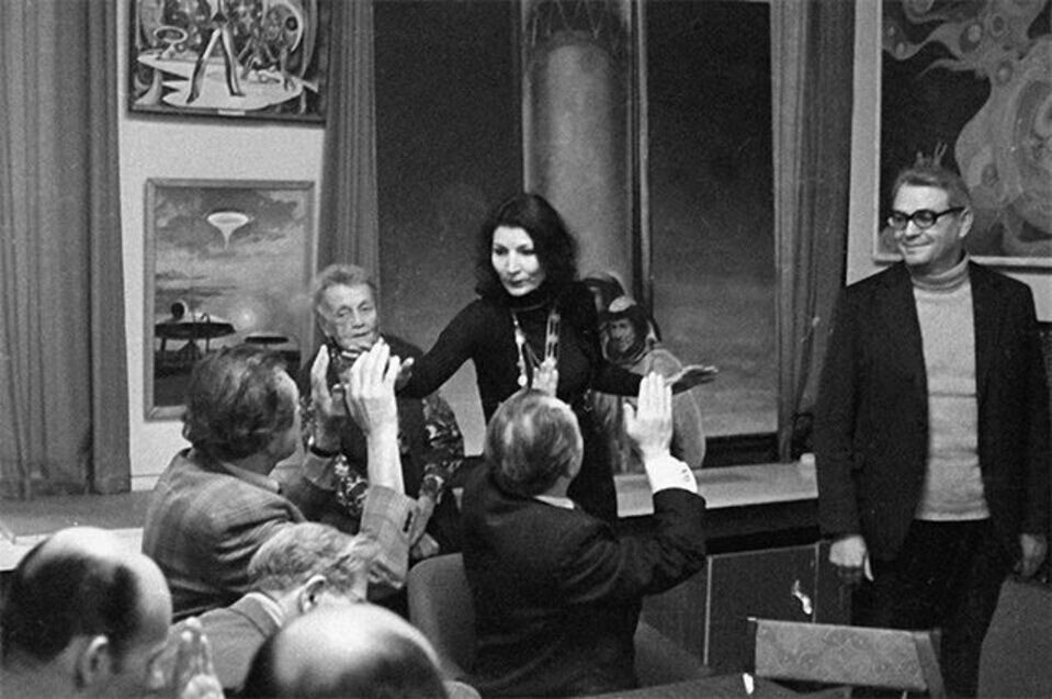 Джуна Давиташвили беседует с работниками редакции журнала «Техника молодежи», 1980 год. Фото Юрия Иванова / РИА Новости