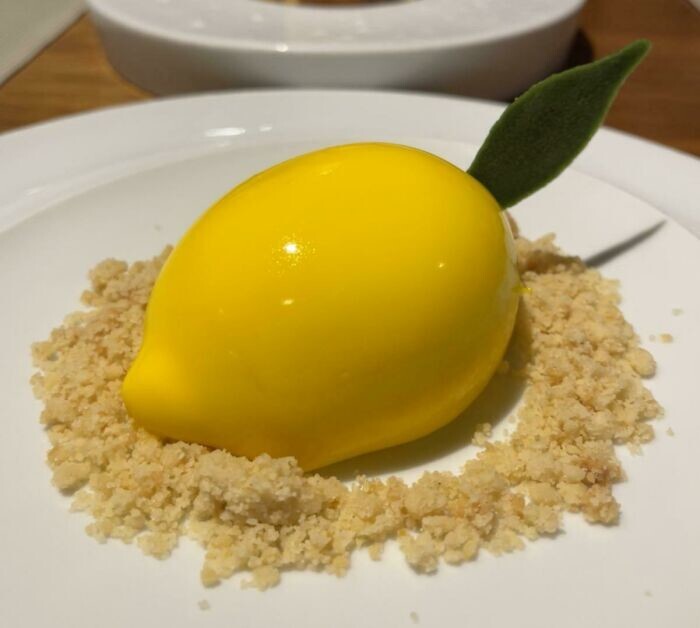 2. Десерт из заварного лимонного крема в виде лимона