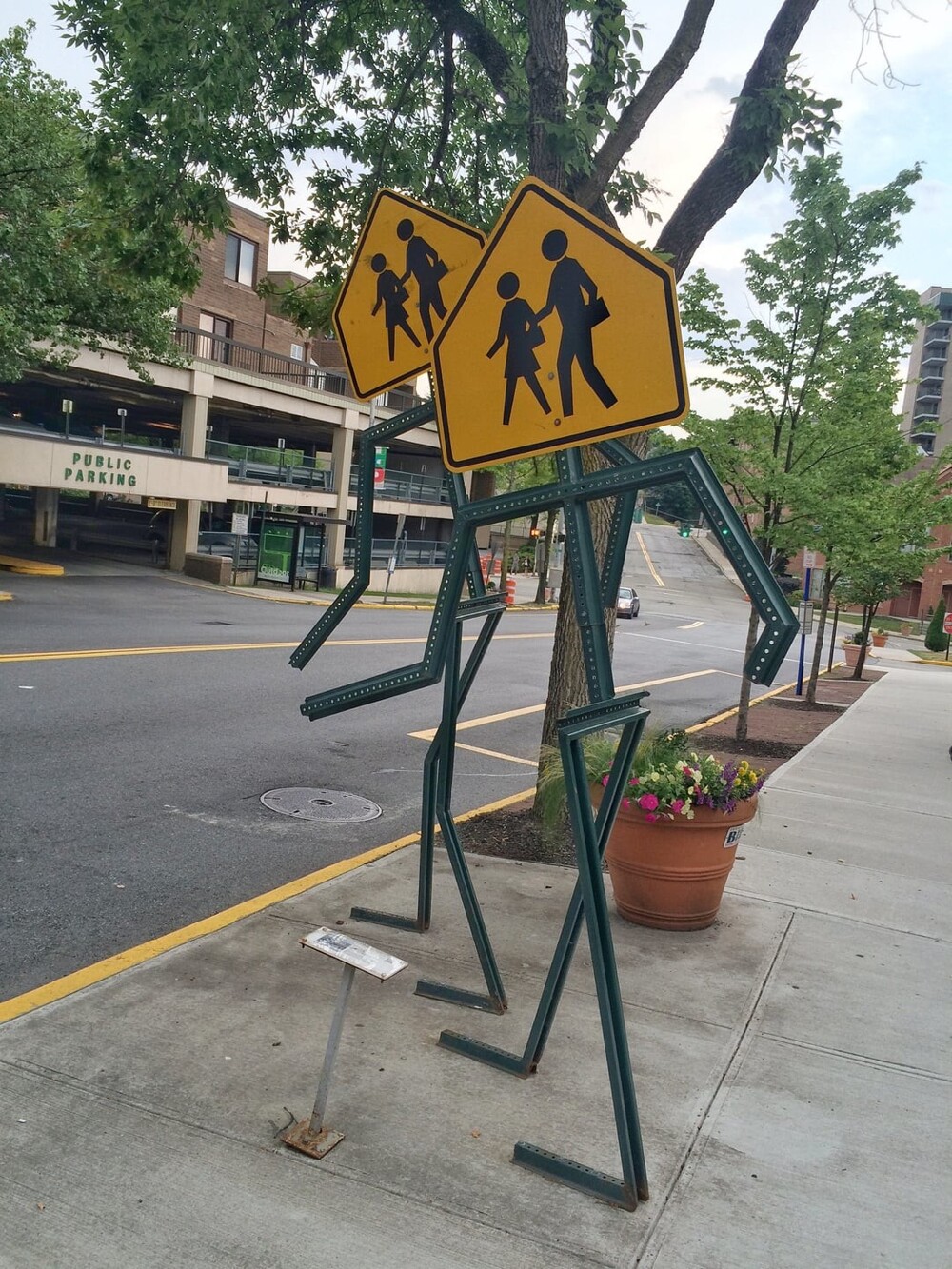 6. Знаки для пешеходного перехода выглядят как пешеходы, переходящие улицу