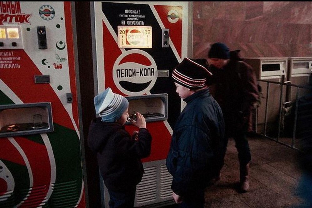 У автомата, 1990 год.