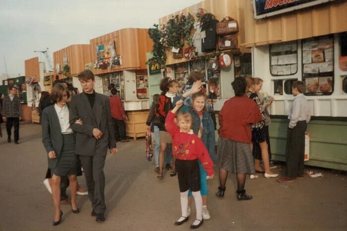 С приветом из 90-х!  Дети на фоне ларьков , Нижний Новгород, середина 1990-х.