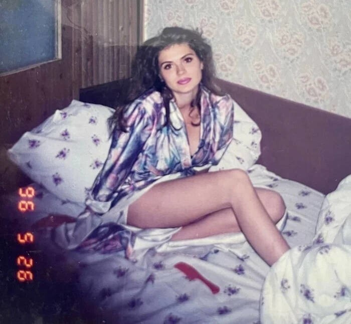 Девушка позирует на кровати, 1996 год.