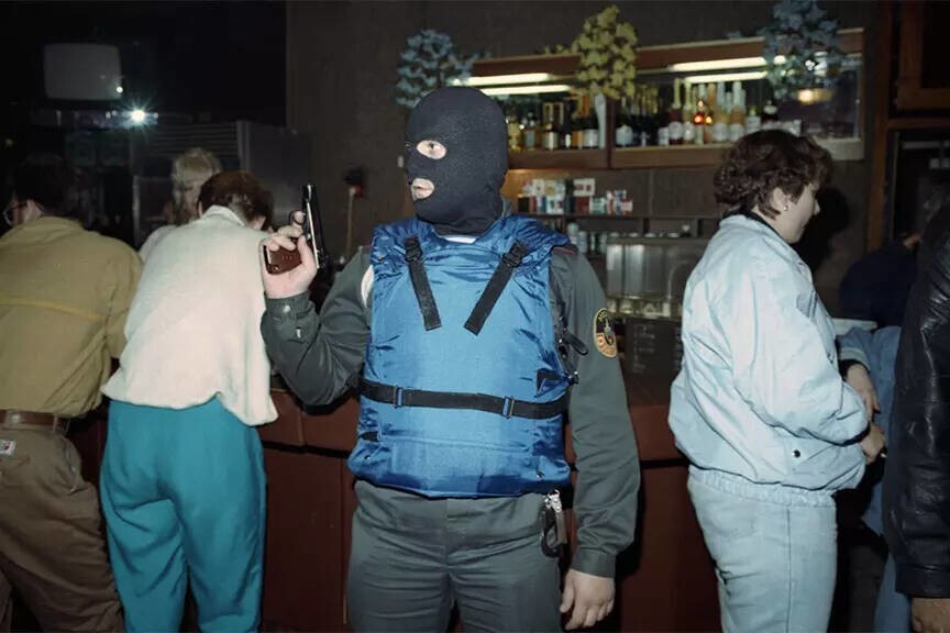 Милицейский рейд в одном из баров Москвы, 1990-е годы.