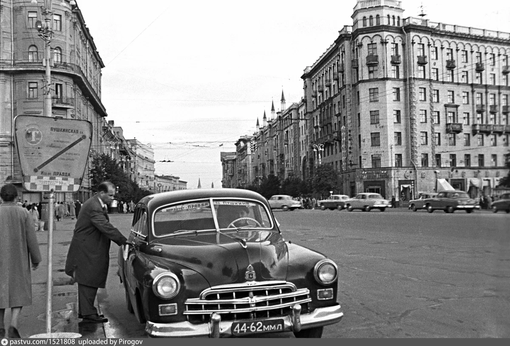 Маршрутное такси ЗиМ-12 на Пушкинской площади. 