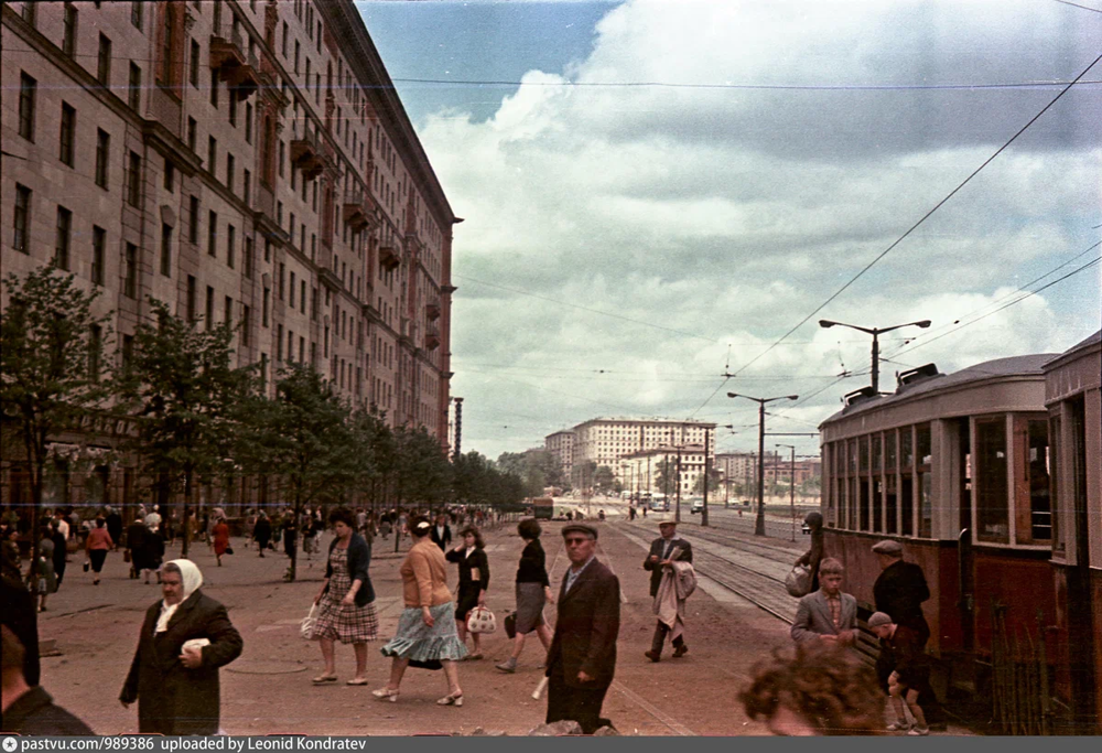 А таким тогда был Ленинградский проспект около станции метро "Сокол".
