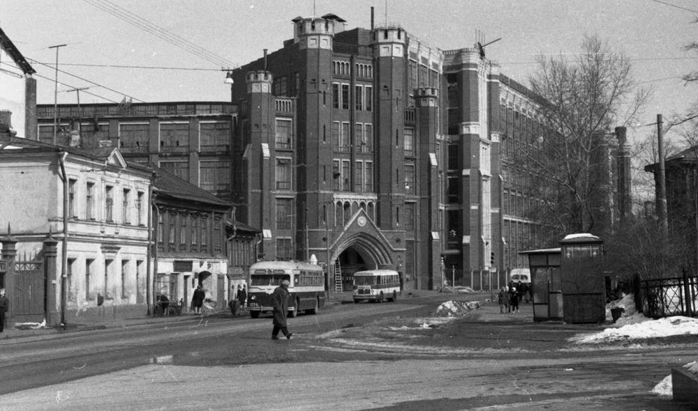 Электрозавод имени Куйбышева на улице, названной в его честь - Электрозаводской.