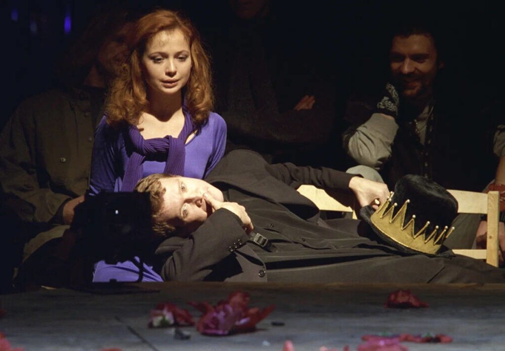 Елена Захарова и Евгений Миронов в сцене из спектакля по пьесе Уильяма Шекспира «Гамлет», 1998 год