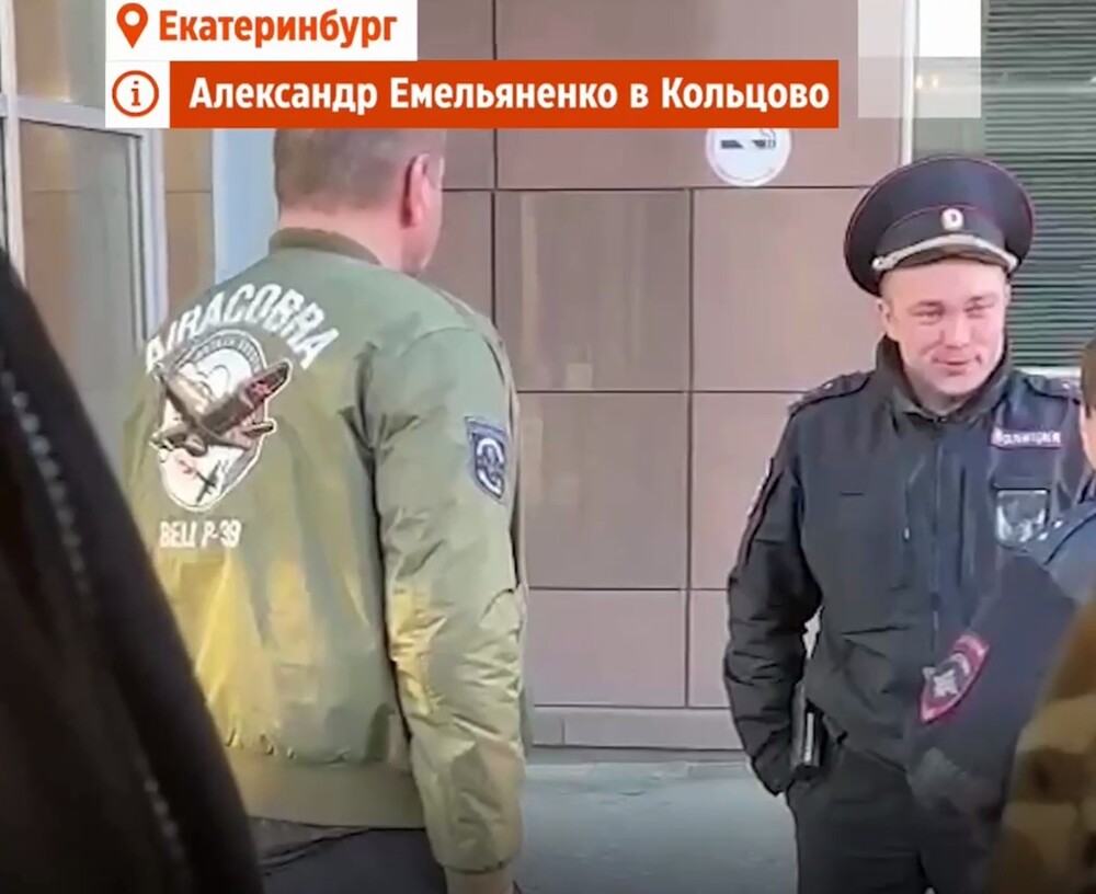 В аэропорту Екатеринбурга пьяный боец MMA Александр Емельяненко поссал прямо в терминале у выхода на посадку