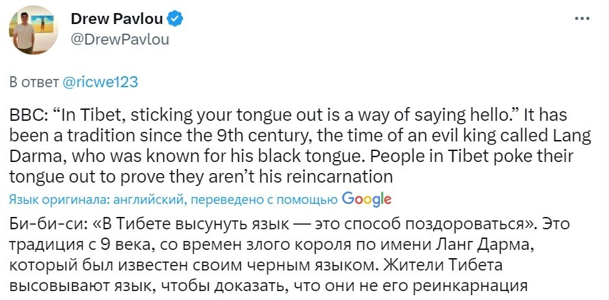 Далай Лама потянулся к ребёнку, попытавшись его поцеловать, и высунул свой язык