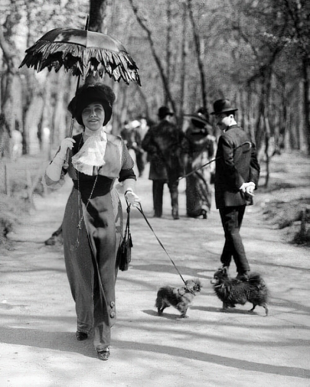27. Элегантная дама выгуливает собаку в Булонском лесу в Париже, 1910 год