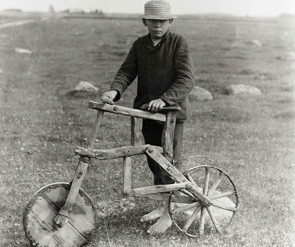 13. Мальчик с самодельным деревянным велосипедом, Тарвасту, Эстония, 1912 год