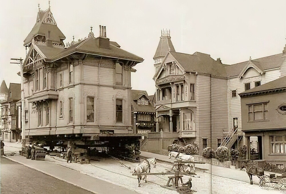 26. Викторианский дом передвигают на лошадиной тяге, Сан-Франциско, 1908 год