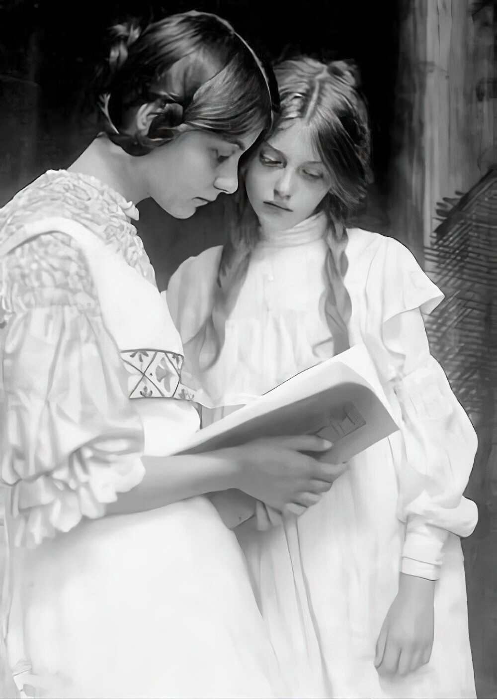 17. Сёстры-подростки Гертруда и Урсула Фальке. Германия, 1906 год