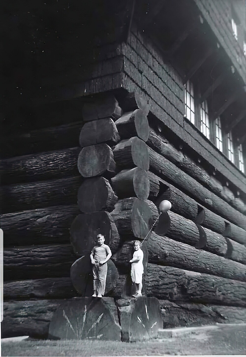 29. «Самая большая в мире бревенчатая хижина». Портленд, Орегон, 1938 г. Построена в 1905 г., сгорела в 1964 г.