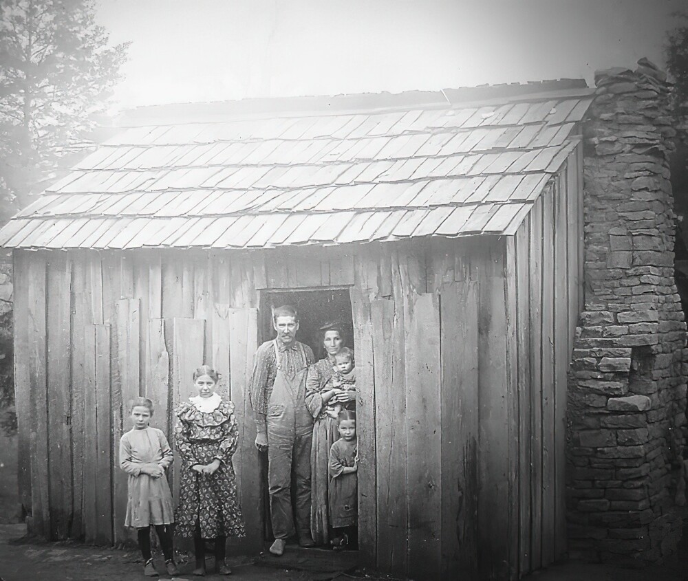 39. Семья перед своим домом, 1920-е годы