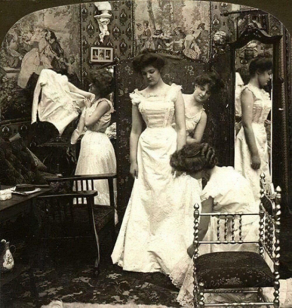 30. Невесту одевают перед свадьбой, 1890-е гг.