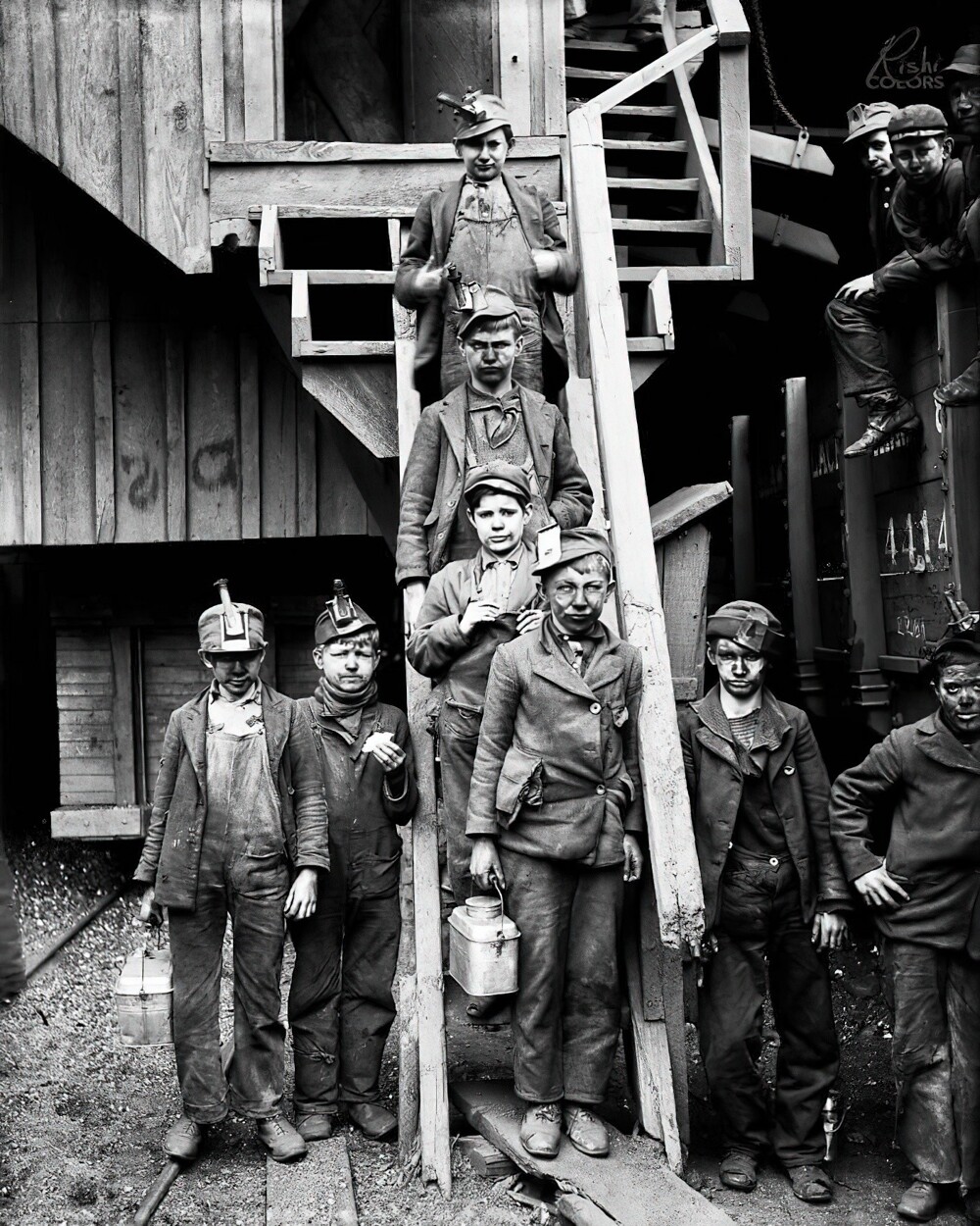 42. Юные выборщики породы на угольных шахтах Вудворд в Пенсильвании, 1900 год