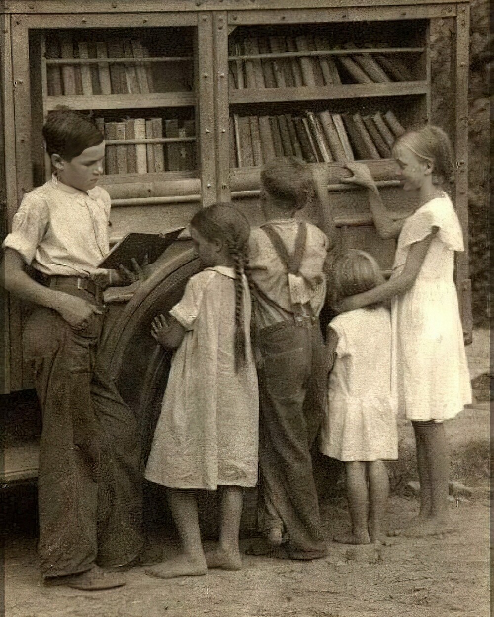 12. Босоногие дети у передвижной библиотеки, Аппалачи