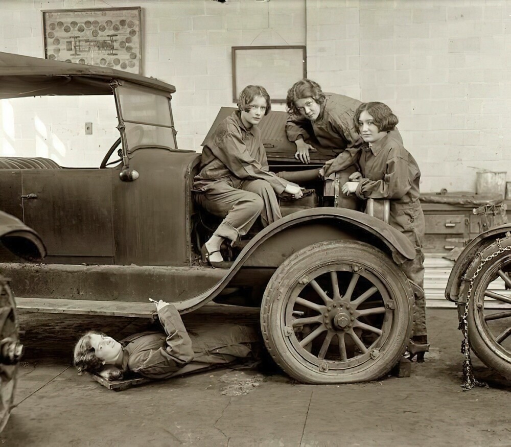 10. Ученицы Progressive High School изучают тонкости автомеханики, 1927 год