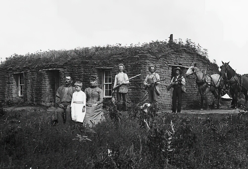 36. Семья перед своим дерновым домом в округе Кастер, штат Небраска, 1887 год