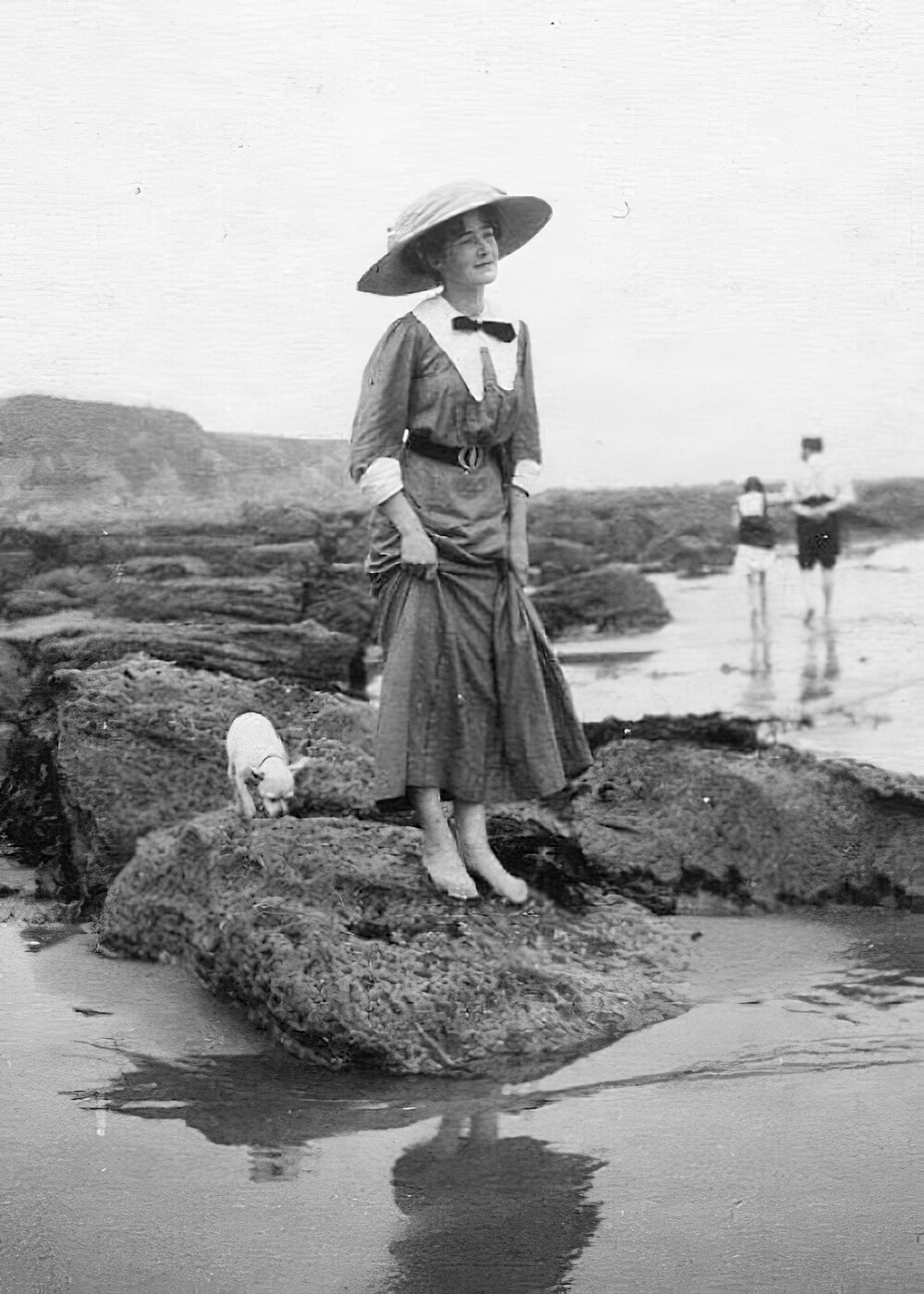 23. Дама с собачкой, наслаждающаяся прогулкой по пляжу, 1910-е годы