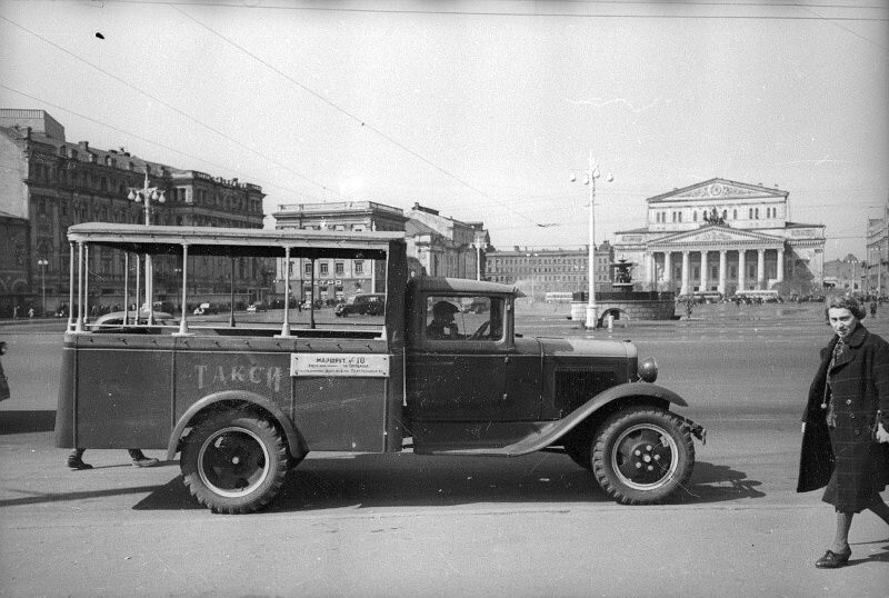 Такси на площади Свердлова (Театральная площадь). Москва, 1945 - 1949г.г.