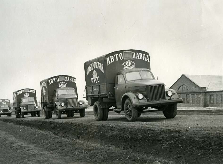 Колонна автолавок, состоящая из грузовиков ГАЗ – 51А с фургонами, отправляется для обслуживания сельского населения, 1960-е годы