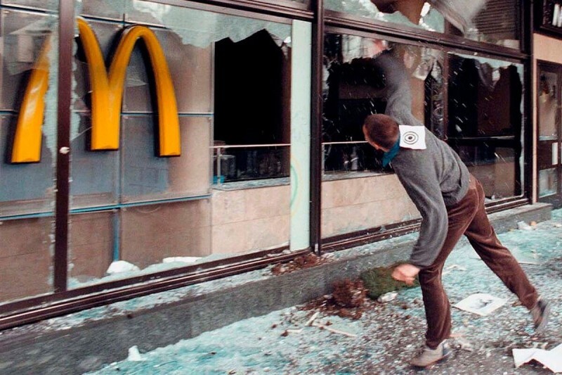 Нападение на «Макдоналдс» в центре Белграда, Югославия, 29 марта 1999 года
